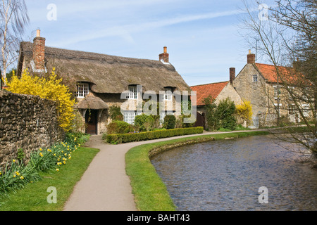 Reetdachhaus am Thornton-le-Dale in North Yorkshire, Großbritannien Stockfoto