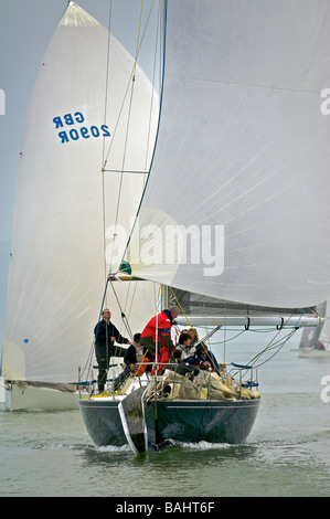 Rennyachten unter SPI, ruhig und nebligen Bedingungen aus Eastbourne Stockfoto