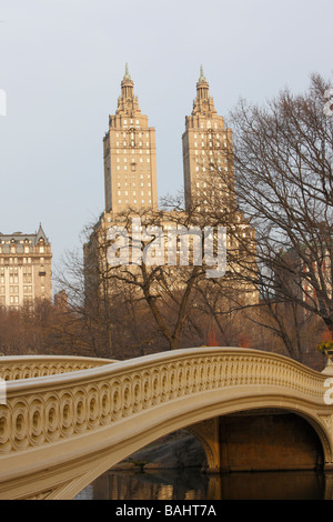 Bogenbrücke im Central Park New York an einem Wintertag mit den San Remo Apartments im Hintergrund Stockfoto