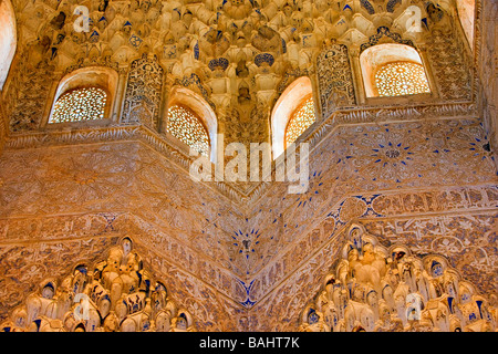 Aufwendigen Schnitzereien an der Decke und Torbogen im Saal der Abencerrajes (Sala de Abencerrajes), The Royal House (Casa Real) Stockfoto