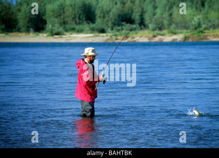 AMERICAN ADVENTURE TRAVELER ANGELN FÜR ÄSCHEN CHUKCHI HALBINSEL BELAJA FLUSS MAGADAN REGION EHEMALIGE UDSSR Stockfoto