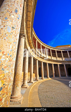 Säulen im kreisförmigen Hof der Palast von Charles V (Palacio de Carlos V), der Alhambra (La Alhambra). Stockfoto