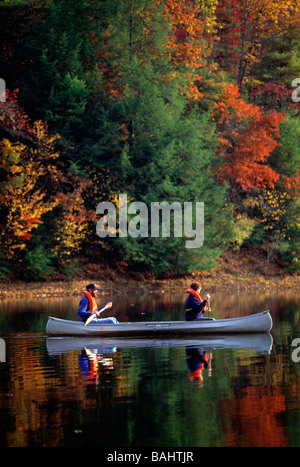 Paar Kanufahren im Herbst bei Pipestem Resort State Park West Virginia, USA Stockfoto