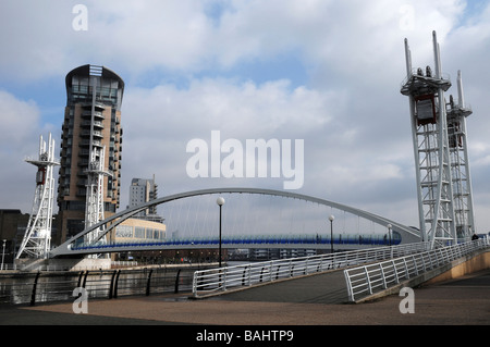 Millennium heben Fußgängerbrücke, Salford Quays, Manchester, England, Vereinigtes Königreich Stockfoto