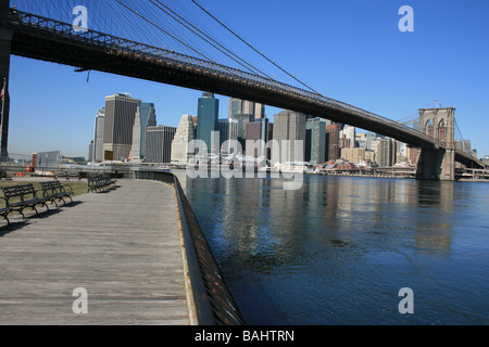 Weg entlang des East River in Brooklyn. Brooklyn Bridge und Manhattan Skyline im Hintergrund. Stockfoto