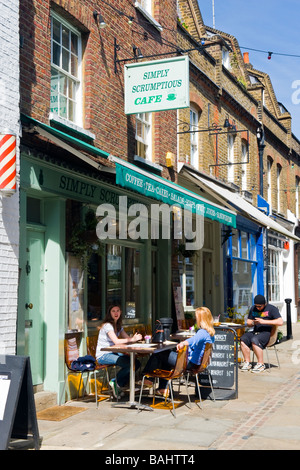 Frühling in Hampstead Village, die einfach lecker Cafe in Meßkolben walk Kunden draußen die Sonne genießen Tisch Stühle Stockfoto