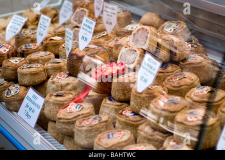 Eine Auswahl an Schweinefleischpasteten im Borough Market, London SE1 Stockfoto