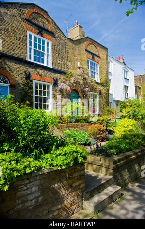 Frühling in Hampstead Dorf, malerischen alten Hütten, Haus, Häuser & Gärten Flask Walk Stockfoto