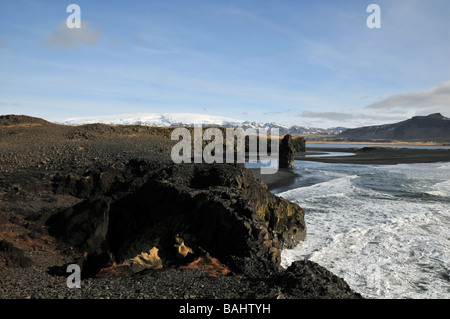 Die Basaltfelsen an der Ostseite der Landzunge Dyrhólaey, Blick in Richtung der Mýrdalsjökull Eiskappe, Southern Island im inland Stockfoto