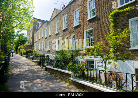 Frühling in Hampstead Dorf, malerischen Zeile der georgischen terrassenförmig angelegten Hütten mit Schiebefenstern & Gärten Flask Walk Stockfoto