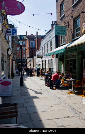 Frühling in Hampstead Dorf, Flask Walk, mit typischen äußeren englische Kneipe oder Gaststätte, Straßencafés & Geschäfte Stockfoto