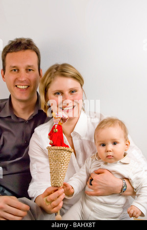 Porträt von glücklichen Eltern mit ihrem baby Stockfoto