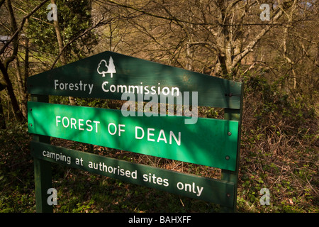 UK Gloucestershire Forest of Dean Forestry Commission camping in zugelassenen Orten nur Zeichen Stockfoto