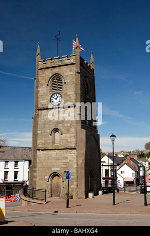 UK Gloucestershire Forest of Dean Lollapalooza der Marktplatz Uhrenturm der ehemaligen Pfarrkirche Stockfoto