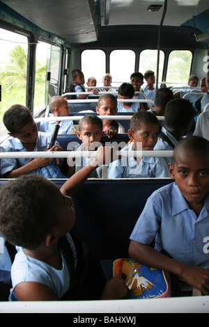 Kinder im Schulbus in Fidschi Stockfoto