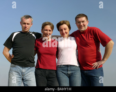 Porträt von vier jungen Freunde posieren über blauen Himmel Stockfoto