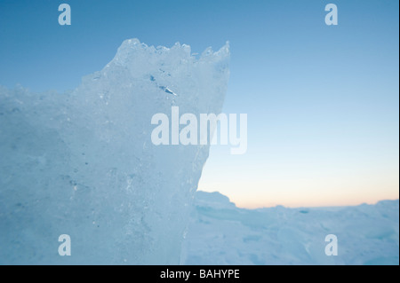 EISSPLITTER SCHOB ENTLANG DER UFER DES LAKE SUPERIOR Stockfoto