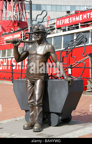 Stadt von Cardiff, Südwales. John Clinch entworfen und Jon Buck erstellt Bergmann Statue namens "Von Grube zum Hafen" in Cardiff Bay. Stockfoto