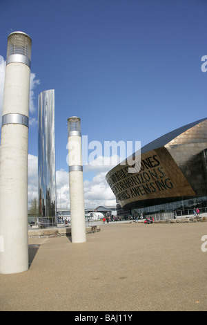 Stadt von Cardiff, Wales. Das Wales Millennium Centre in Cardiff Bay Waterfront mit Roald Dahl Plass im Vordergrund. Stockfoto