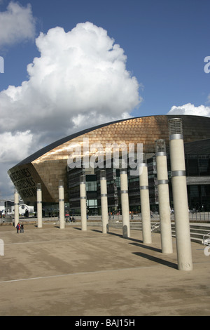 Stadt von Cardiff, Wales. Das Wales Millennium Centre in Cardiff Bay Waterfront mit Roald Dahl Plass im Vordergrund. Stockfoto