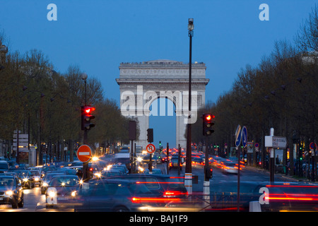 Arc De Triomphe nachts Stockfoto