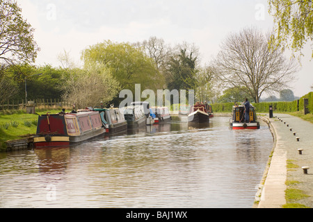 Grindley Brook Whitchurch Shropshire England UK April zwei Narrowboats Weitergabe von Llangollen Kanal Stockfoto