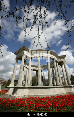 Stadt von Cardiff, Südwales. Sir John Ninian Comper entworfene Rundschreiben Kolonnaden, Welsh National War Memorial. Stockfoto