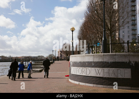 Salford Wharf Uferpromenade neben Manchester Ship Canal. Salford Quays Manchester England Großbritannien Großbritannien Stockfoto
