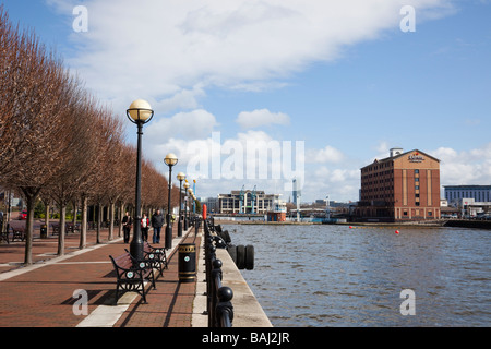 Salford Wharf Uferpromenade mit Menschen zu Fuß neben Manchester Ship Canal. Salford Quays Manchester England Großbritannien Großbritannien Stockfoto