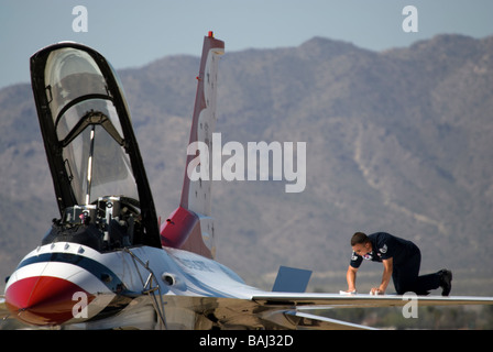 Ein Crew-Mitglied arbeitet auf dem Flügel eine f-16 "Thunderbird" vor einer Demonstration bei einer Airshow. Stockfoto