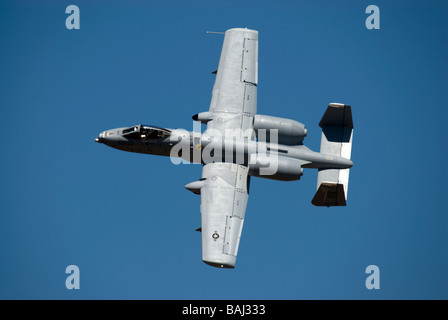 Eine a-10 Thunderbolt führt einen Messer-Rand-Pass. Stockfoto