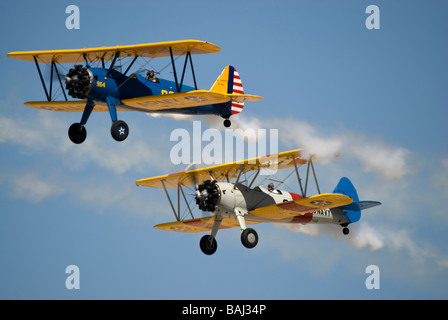 Ein paar der Stearman Doppeldecker im Flug Stockfoto