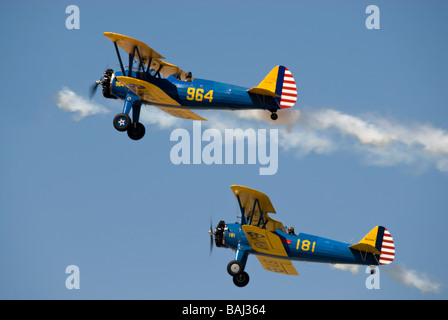 Ein paar der Stearman Doppeldecker im Flug Stockfoto