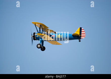 Stearman Doppeldecker im Flug Stockfoto