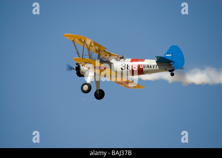 Eine US Navy Version der Stearman Doppeldecker Trainer - Flug Stockfoto