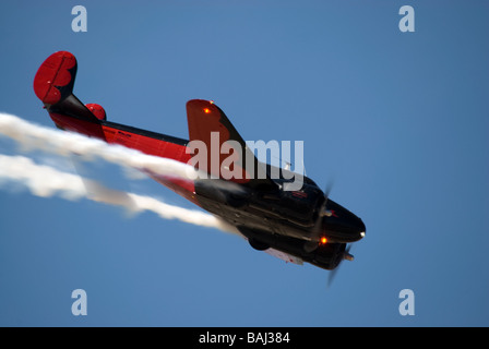 Der Twin Beech 18 der Younkin Luft tut eine Manöver. Stockfoto