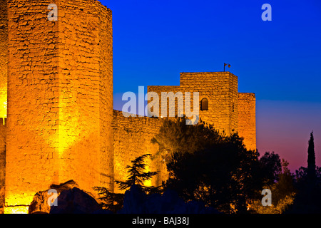 Mauern und Türme der Castillo de Santa Catalina (Schloss) in der Abenddämmerung in der Stadt Jaen, Provinz Jaén, Andalusien (Andalusien). Stockfoto