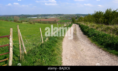 Wanderweg auf Hügel in Richtung Tal in Ferne Stockfoto