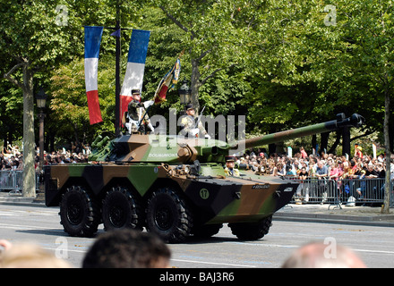 Ein Panzer Leclerc auf den Champs-Elysees, während der traditionelle Tag der Bastille Militärparade in Paris, Frankreich Stockfoto