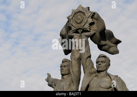 Die "Freundschaft der Nationen"-Denkmal in Kiew feiert die Freundschaft von Russland und der Ukraine zu Zeiten der Sowjetunion. Stockfoto