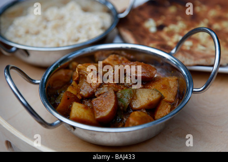 Chickencurry mit Nan und Reis in Balti Gericht Stockfoto