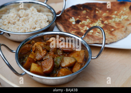 Hühnchen-Curry mit Reis und nan Stockfoto