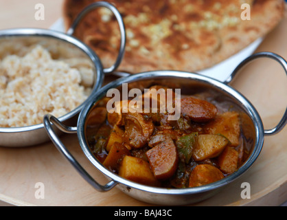 Hühnchen-Curry mit Reis und nan Stockfoto