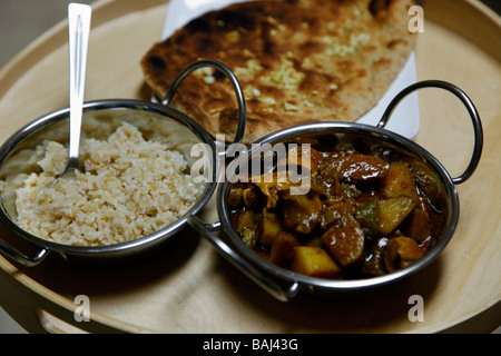 Hühnchen-Curry mit Reis und nan Stockfoto