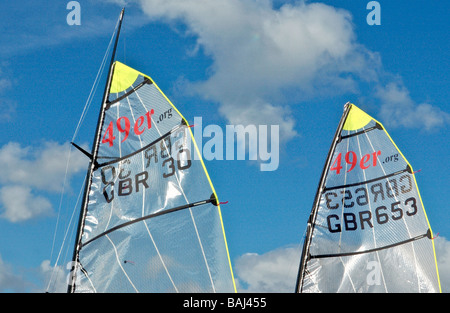 Internationalen Olympischen 49er Klasse Segeln Skiffs in Weymouth und Portland Sailing Academy Dorset England UK Stockfoto