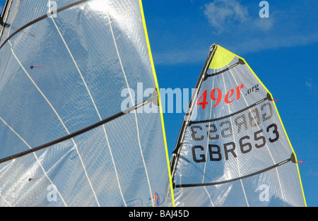 Internationalen Olympischen 49er Klasse Segeln Skiffs in Weymouth und Portland Sailing Academy Dorset England UK Stockfoto