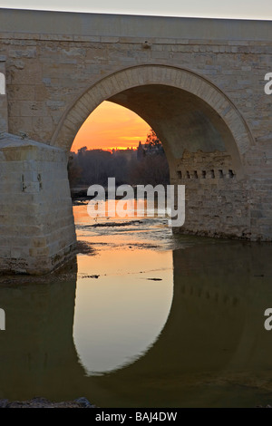 Puente Romano (Brücke) über den Rio Guadalquivir (Fluss) bei Sonnenuntergang in der Stadt Cordoba, UNESCO-Weltkulturerbe. Stockfoto