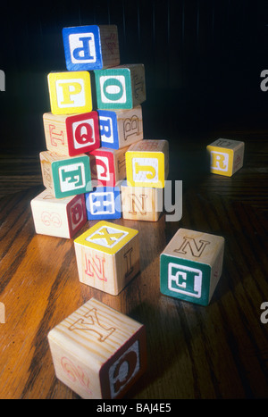 Kind Spielzeug Holz-Block Buchstaben Alphabet Würfel Stapeln Herbst Gruppe Farbe Build montieren Haufen Stockfoto