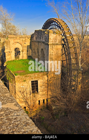 Molino De La Albolafia, einem großen islamischen Wasserrad am Rio Guadalquivir (Fluss), Córdoba, UNESCO-Weltkulturerbe. Stockfoto