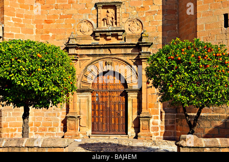 Iglesia de San Mateo in Plaza De La Constitución, Stadt Baños De la Encina, Provinz Jaen, Andalusien (Andalusien), Spanien, Europa. Stockfoto